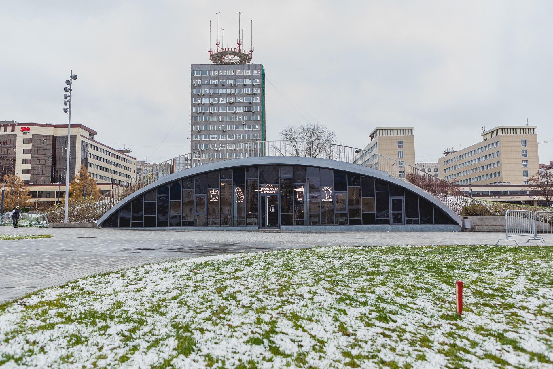 Летники пермь 2024. Городская Эспланада Пермь 2022. Холмы на эспланаде в Перми. Пермь Эспланада 2022 лето. Город Пермь Эспланада 2024.