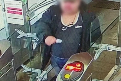 Пьяный пассажир вынес стеклянный турникет ногой