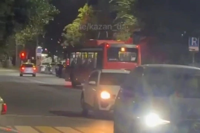 В Казани подростки устроили поездку на крыше автобуса