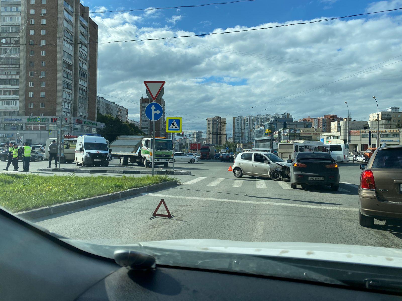 В Новосибирске около станции метро «Золотая Нива» произошло ДТП с машиной  скорой помощи - 17 августа 2023 - НГС.ру