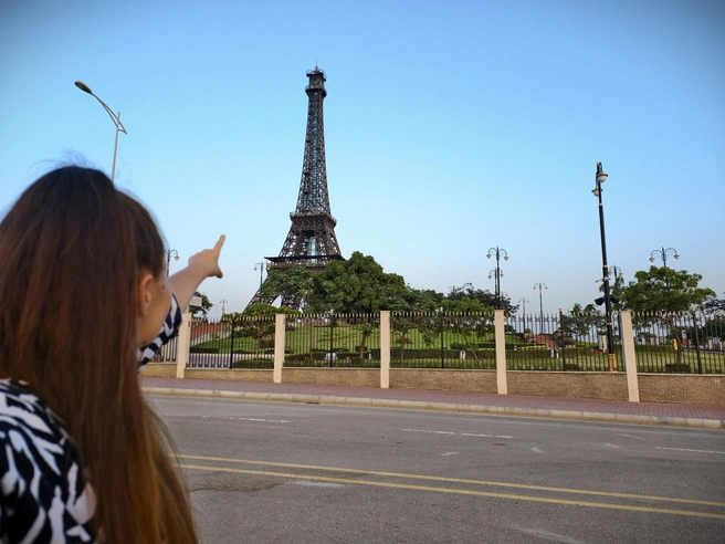 Это пригород Карачи и его мини-версия Эйфелевой башни | Источник: Гала Ермошкина