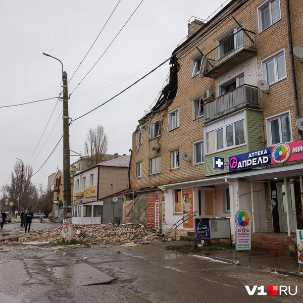 Магазины с лицевой стороны также частично пострадали | Источник: Алексей Волхонский / V1.RU