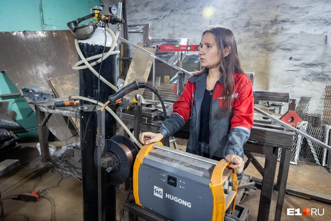 Катя с легкостью и даже с любовью рассказывает о тонкостях своей работы | Источник: Владислав Лоншаков / E1.RU