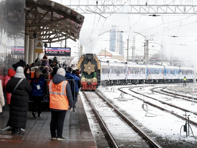 Поезд прибыл в город ровно в 11:00. | Источник: Михаил Шилкин