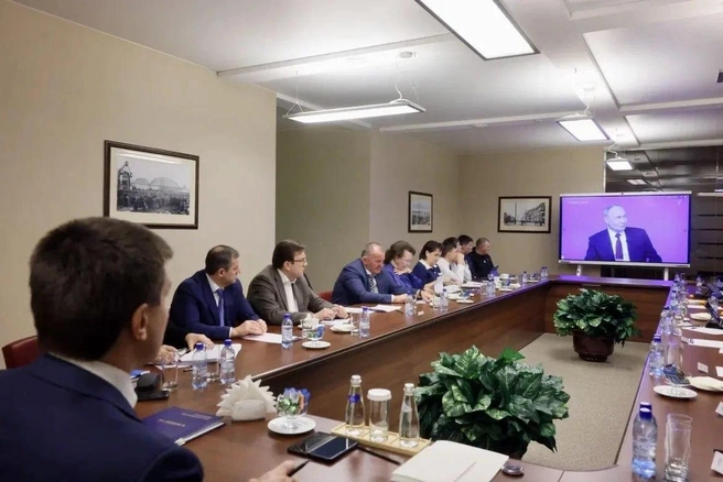 Губернатор выложил фото, как вместе с другими членами краевого правительства смотрел прямую линию | Источник: Михаил Котюков / Telegram
