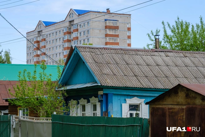 Такой типичный деревенский домик с гаражом | Источник: Булат Салихов / UFA1.RU