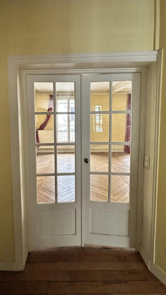 До: двустворчатая дверь После: вход через портал | Источник: Oracle Paris