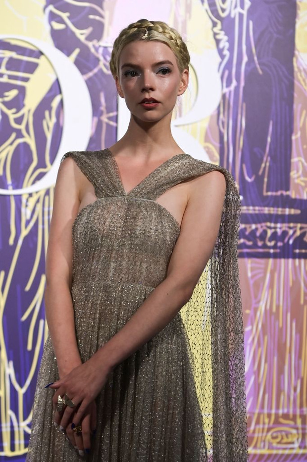 Фото №2 - Все совпадения с богиней не случайны: Аня Тейлор-Джой в абсолютно прозрачном платье из золотой сетки