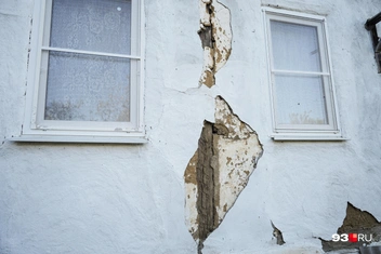 Очередная трещина на фасаде дома | Источник: Дарья Паращенко / 93.RU