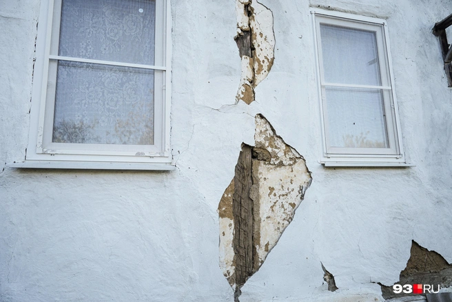 Редкий дом в Нефтегорске не имеет следов оползня | Источник: Дарья Паращенко / 93.RU