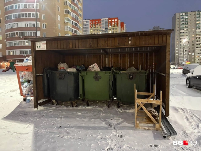 Контейнеры для мусора возле дома | Источник: Анастасия Сидорова / 86.RU