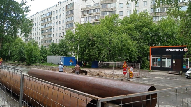 Воду на месте аварии перекрыли быстро, сейчас здесь уже начинаются ремонтные работы | Источник: читатель NGS.RU