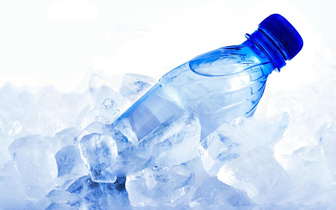 Почему бутылка, обернутая мокрой тканью, быстрее охлаждается в морозилке?