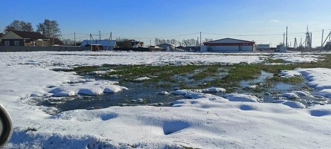 В месте выхода канализации даже растаял снег | Источник: «Евгения Рыбалова» / vk.com