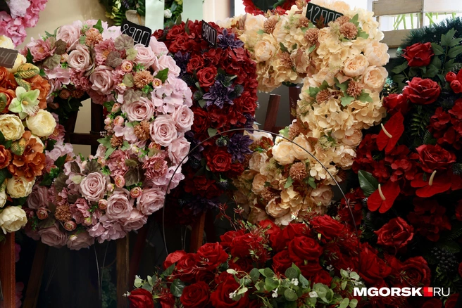 Вы, возможно, удивитесь, но да, это венки для кладбища | Источник: Наталья Зайцева / MGORSK.RU