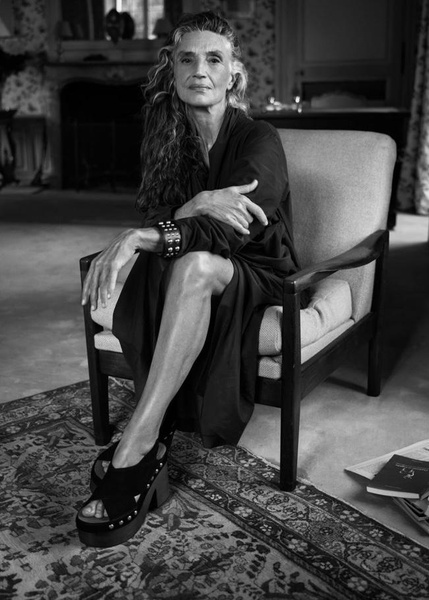 67-летняя актриса, икона стиля Анхела Молина снялась для Zara