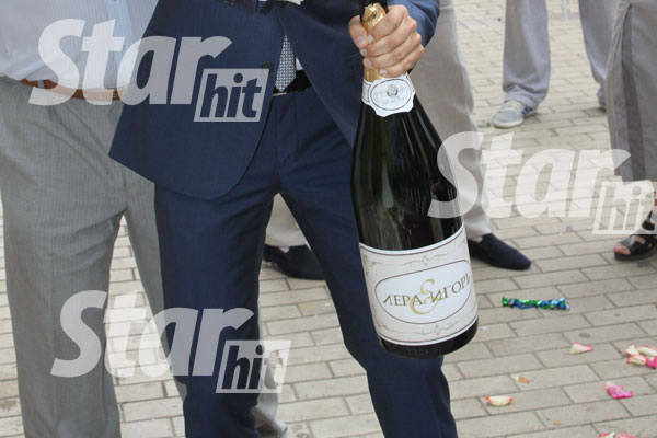 На бутылке шампанского красовался вензель «Лера&Игорь» - такой же, как на приглашениях на свадьбу