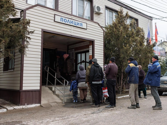 Задержанных доставили в районный отдел полиции | Источник: Алексей Волхонский / V1.RU