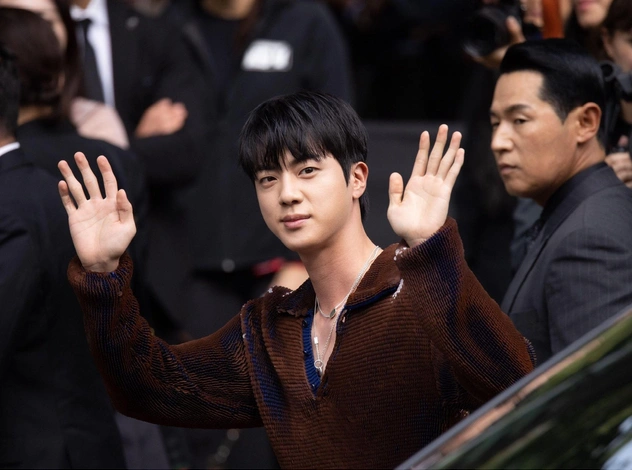 12 фото Джина из BTS на показе Gucci, весна 2025