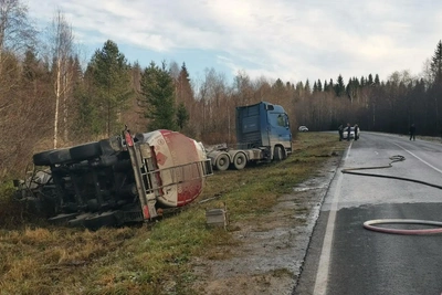 В Архангельской области опрокинулся бензовоз
