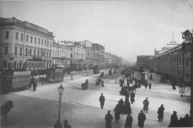 В дореволюционном Петербурге не существовало привычной нам системы пешеходных переходов. Улицы перебегали буквально где бог пошлет | Источник: Unknown author&nbsp;— old photo, Public Domain, wikimedia.orgcurid=7968309