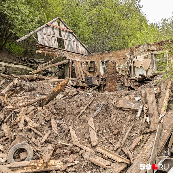 Так выглядят остатки разрушенной избушки | Источник: Василина Любимова / 59.RU