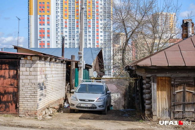 А там довольно крутой спуск | Источник: Булат Салихов / UFA1.RU