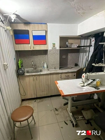 Компактной кухне тоже досталось  | Источник: читатель 72.RU