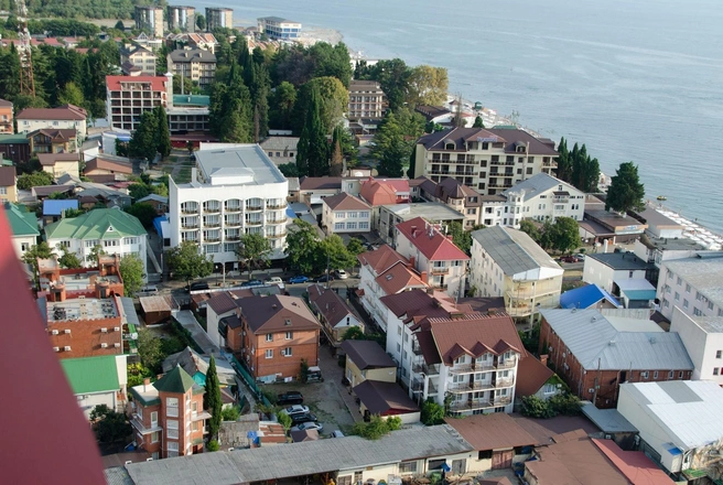 Лазаревское: побережье застроено частными гостиницами и пансионатами | Источник: Оксана Витязь/ SOCHI1.RU