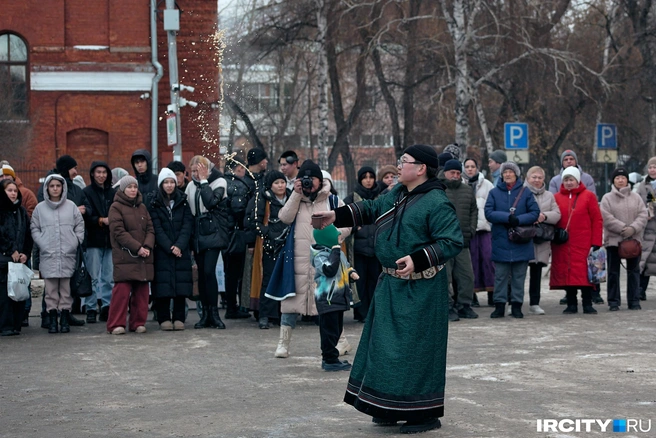 А это еще одно подношение, которое называется сэржэм. Чай или молоко преподносят хозяевам местности в знак благодарности и с надеждой на очищение от всего плохого и преумножение всего хорошего, чего хотелось бы получить | Источник: Даниил Конин / «ИрСити»