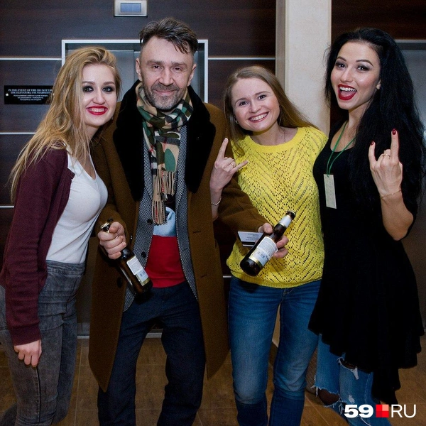 И лидер группировки «Ленинград» Сергей Шнуров. Ирина говорит, что Шнур «просто классный, со всеми фотографируется» | Источник: Ирина Тропина