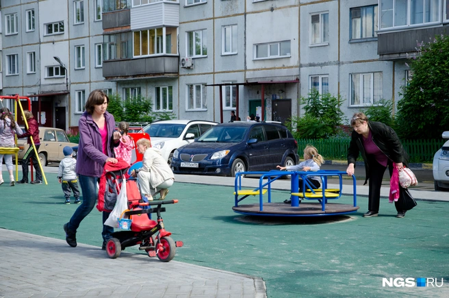 Некоторые родители хотят сами воспитывать детей и не готовы делить ответственность за них с бабушками и дедушками | Источник: Екатерина Калиневич / NGS.RU