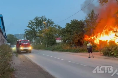 Пожар в заброшенном доме на Хлебной в Южно-Сахалинске