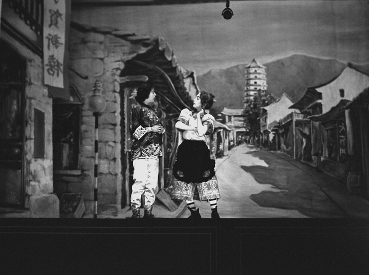 Фото №27 - Рождественский театр Виндзоров: как принцессы Елизавета и Маргарет поднимали боевой дух нации