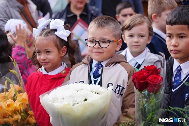 Некоторые и вовсе были удивлены, что после длинных каникул пришлось снова вернуться за парту | Источник: Антон Дигаев / NGS.RU