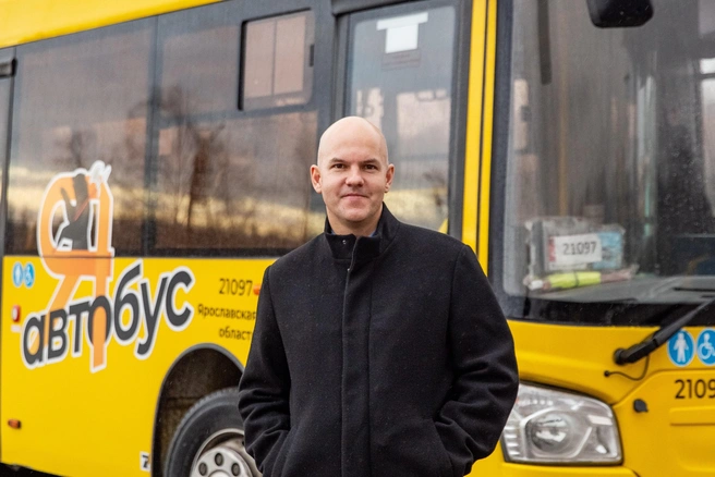 И. о. генерального директора «Транспорта Ярославии» Павел Сотников поздравил прекрасных дам с 8 Марта | Источник: Кирилл Поверинов