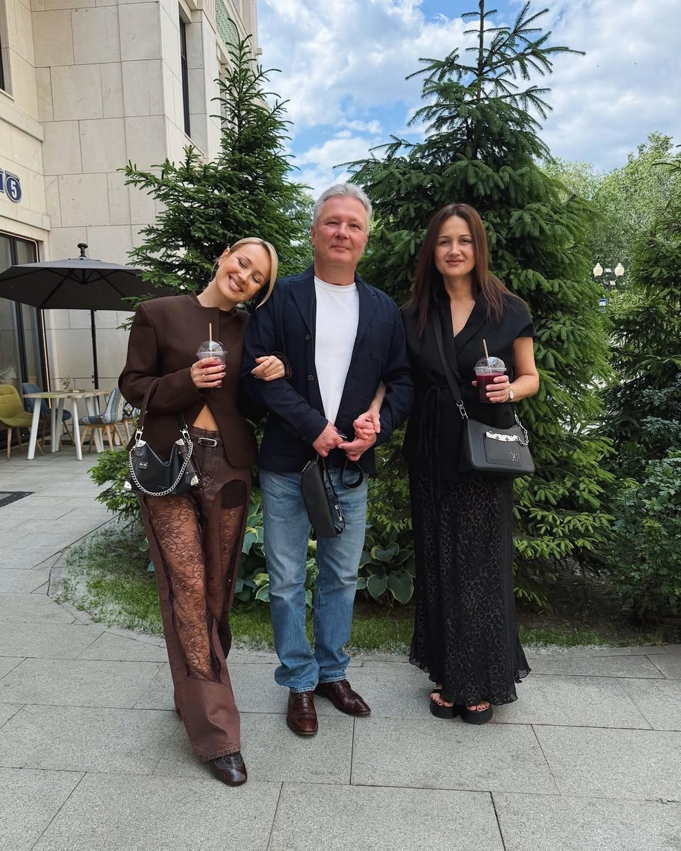 Артистка сделала своим родителям очень дорогой подарок | Источник: klavacoca / Instagram.com*