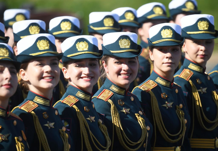 Узкие юбки, идеальные улыбки: курсантки военных академий прошли стройными рядами по Красной площади
