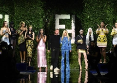 Мосс в боди, Наоми в серебре, Ратаковски в микротопе: 20 звезд на показе Versace & Fendi