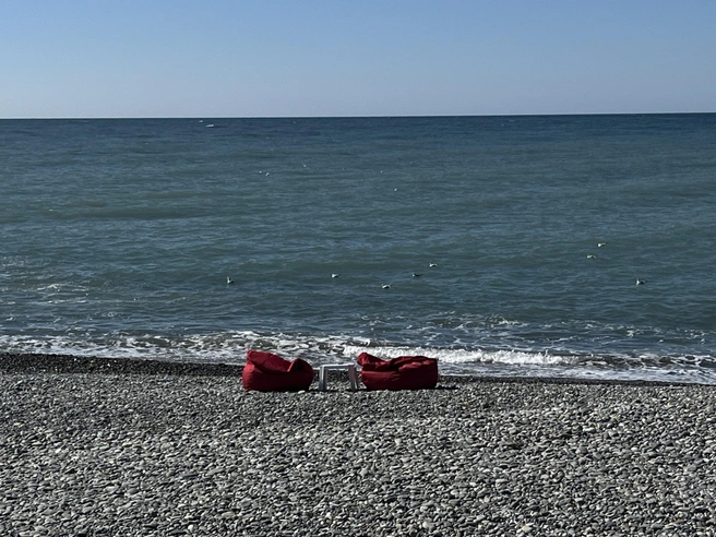 Пикник можно устроить и на официальных пляжах, для этого арендовать удобный кресло-мешок | Источник: Анна Грицевич / SOCHI1.RU