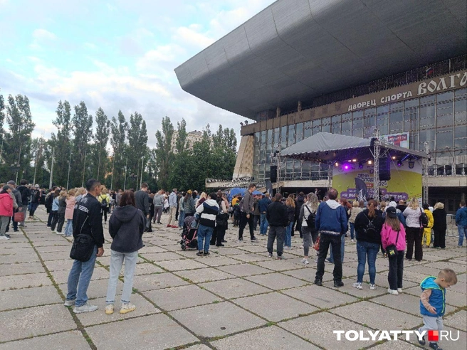 Народ то прибывал, то отбывал, но примерно такое количество и пришло на праздник | Источник: Юлия Дроглева