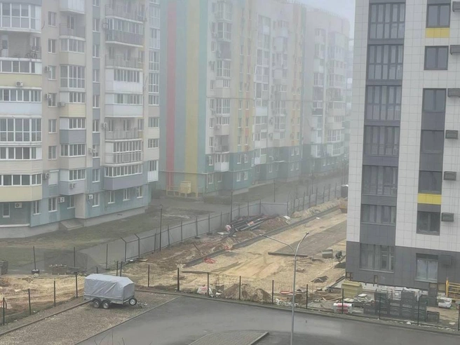 На снимке — спорная территория с забором. | Источник: ТСЖ ЖК «Спортивный»