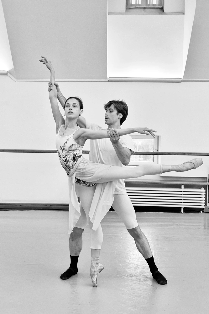 Исполнители ролей Зефира и Флоры Артем Овчаренко и Дарья Хохлова на репетиции. | mcmaison.ru