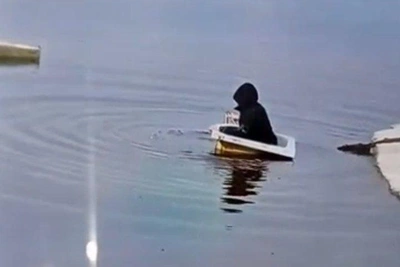 Урайский школьник заплыл в ванне по реке