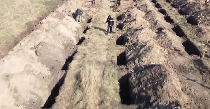 Власти украинского города выкопали 600 могил, чтобы убедить местных жителей соблюдать карантин (видео)