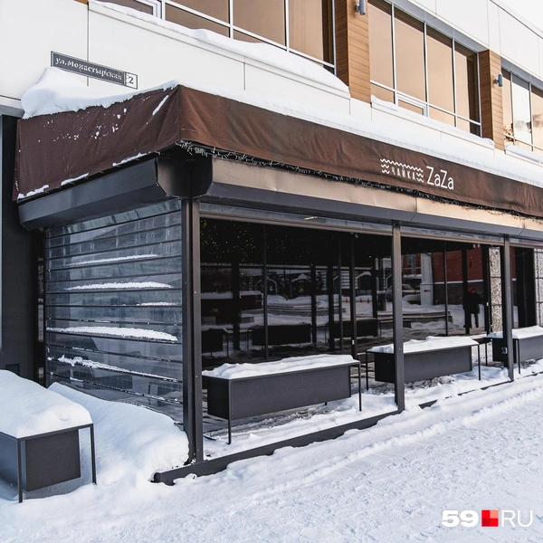 Справа вход в ресторан «Чайка Zaza» | Источник: Тимофей Калмаков / 59.RU