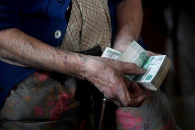 Екатеринбургская пенсионерка отбивалась тростью от полиции