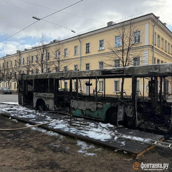 Автобус на Васильевском потушили. От него остался лишь черно-лазурный остов | Источник: Валентин Егоршин / «Фонтанка.ру»