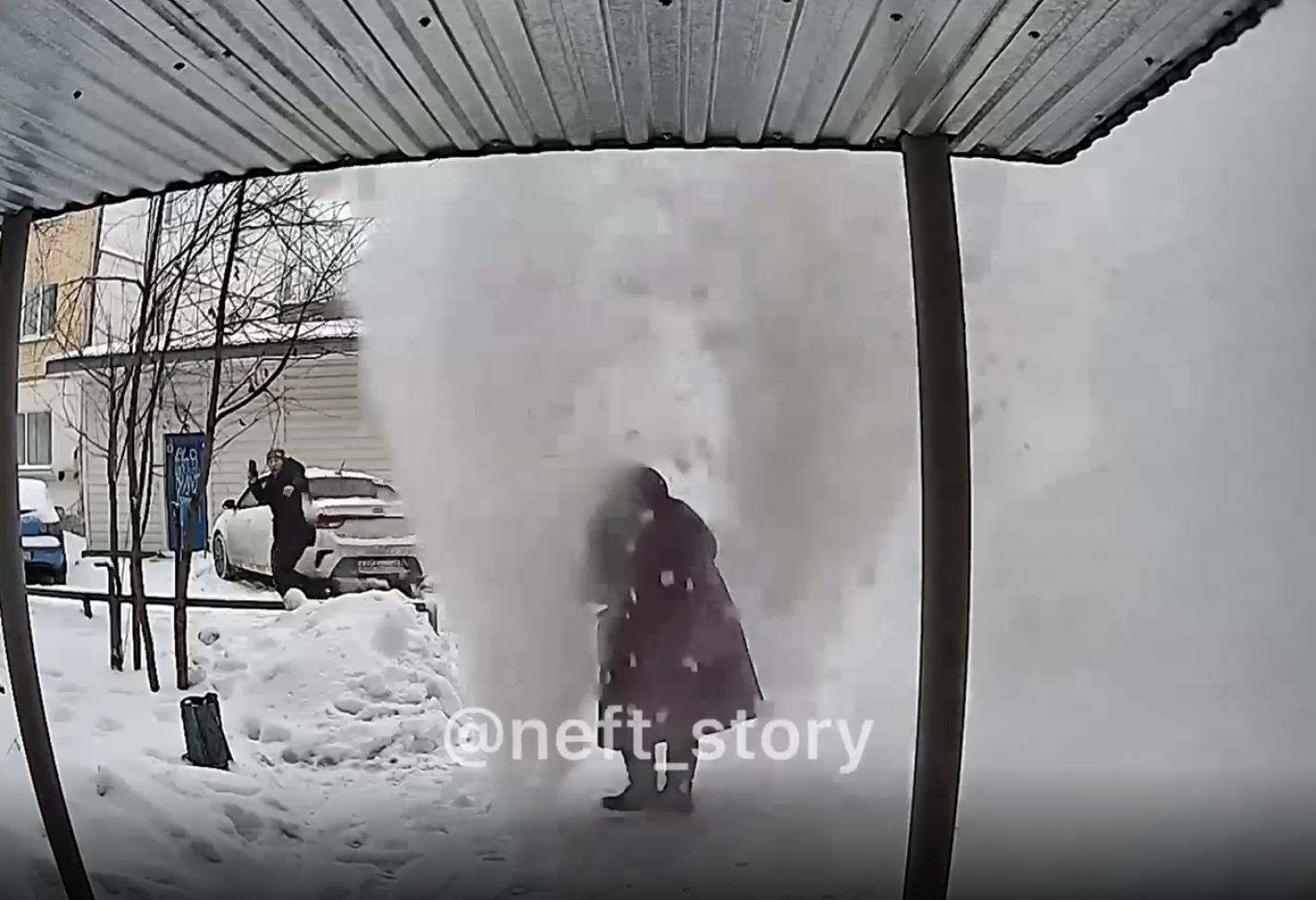 В Башкирии на двух женщин обрушилась глыба снега с крыши дома: видео, 28  декабря 2022 - 28 декабря 2022 - УФА1.ру