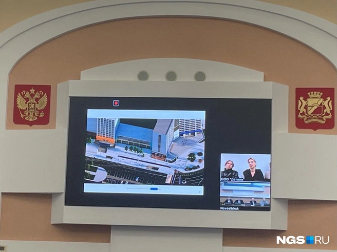 Не везде на площади можно высадить деревья из-за большого количества коммуникаций | Источник: Елизавета Горячева / NGS.RU